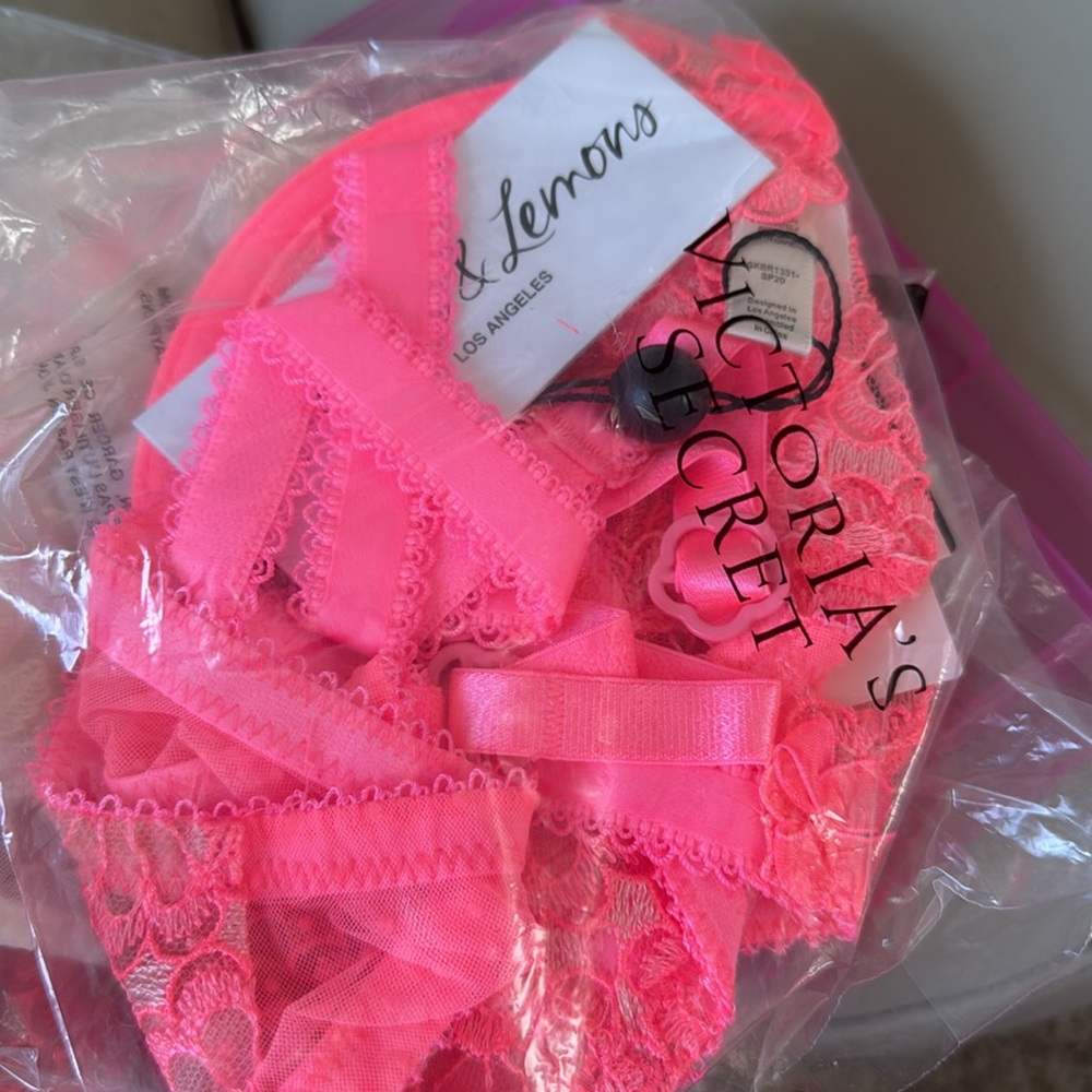 LOVE & LEMONS Pink Large Lovely
Daisy Scoop Bra